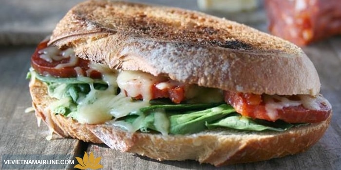 Món Sandwich kẹp sườn nướng siêu ngon 